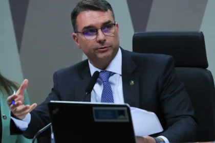 Logotipo da fintech A55 sobre fundo de código binário e símbolos de alerta de compliance bancário
