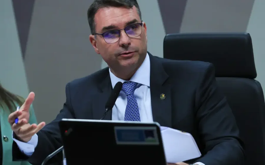 Logotipo da fintech A55 sobre fundo de código binário e símbolos de alerta de compliance bancário