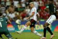 Samuel Lino comemora gol decisivo do Flamengo contra o Vasco no Brasileirão