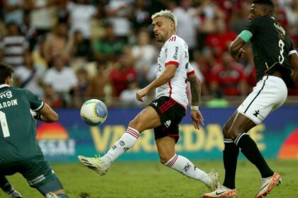 Samuel Lino comemora gol decisivo do Flamengo contra o Vasco no Brasileirão