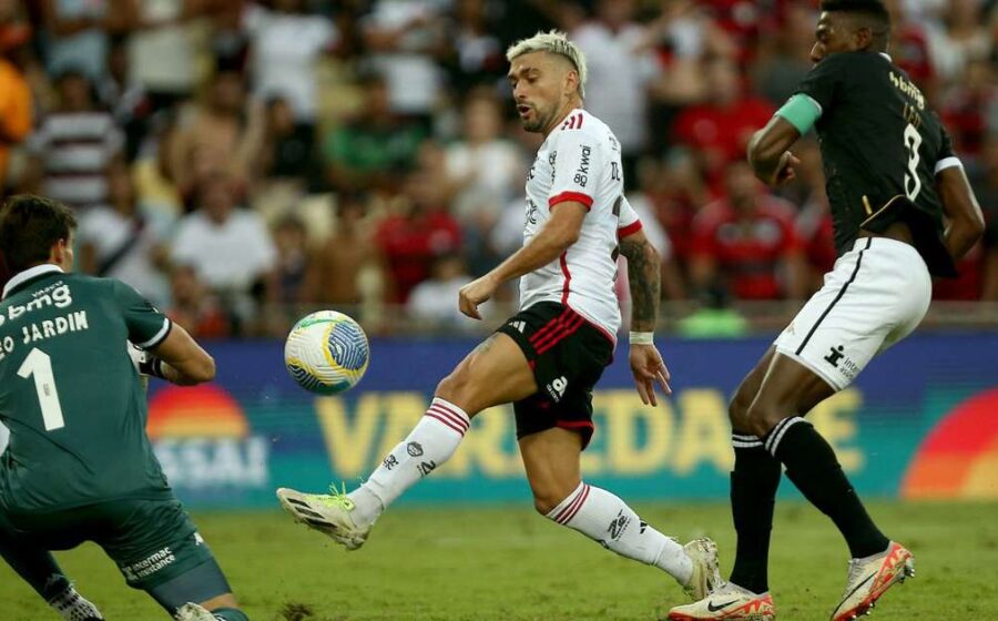 Samuel Lino comemora gol decisivo do Flamengo contra o Vasco no Brasileirão
