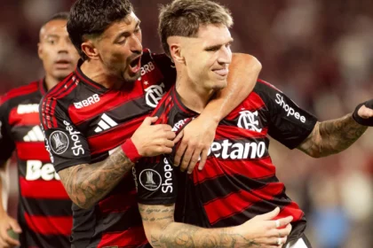 Marcos Rojo com camisa do Estudiantes e logotipo da Conmebol, representando disputa jurídica da Libertadores