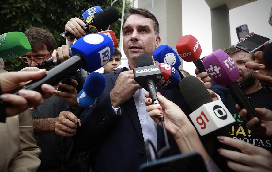 Flávio Bolsonaro em campanha, com referências ao Bolsa Família e posts apagados