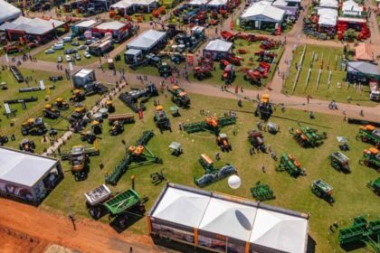 Flávio Bolsonaro e artistas sertanejos como Gusttavo Lima e Zezé Di Camargo em fazenda no interior de Goiás