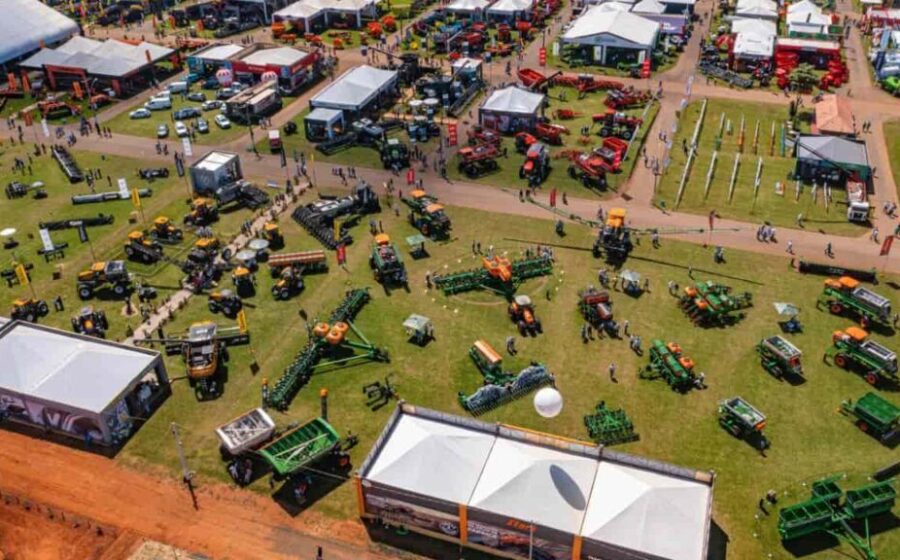 Flávio Bolsonaro e artistas sertanejos como Gusttavo Lima e Zezé Di Camargo em fazenda no interior de Goiás