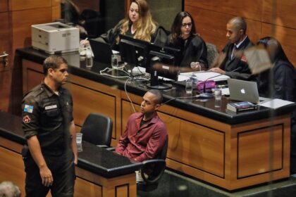 Senador Flávio Bolsonaro em foto oficial, relacionado à defesa pro bono de PM acusado de matar menina de 5 anos