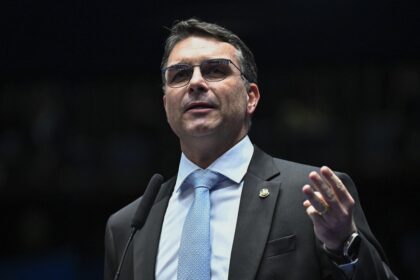 Flávio Bolsonaro em coletiva no Senado contesta resultado eleitoral e anuncia ação judicial