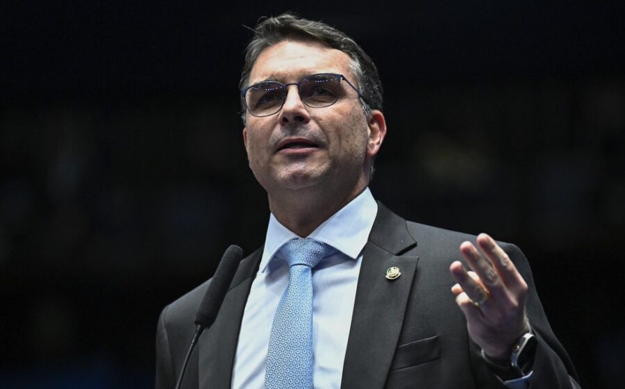 Flávio Bolsonaro em coletiva no Senado contesta resultado eleitoral e anuncia ação judicial