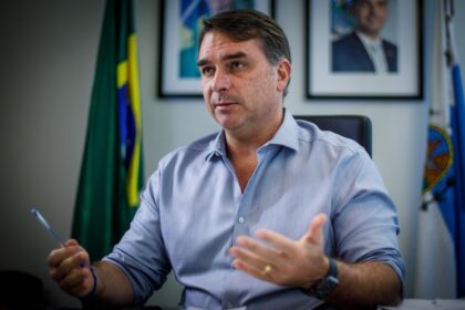 Flávio Bolsonaro em manifesto golpista nos EUA gera racha na direita com Tarcísio de Freitas