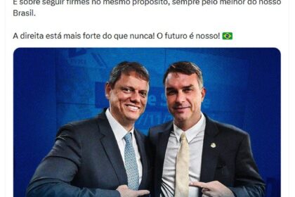 Flávio Bolsonaro embarcando em voo para os EUA com passaporte na mão