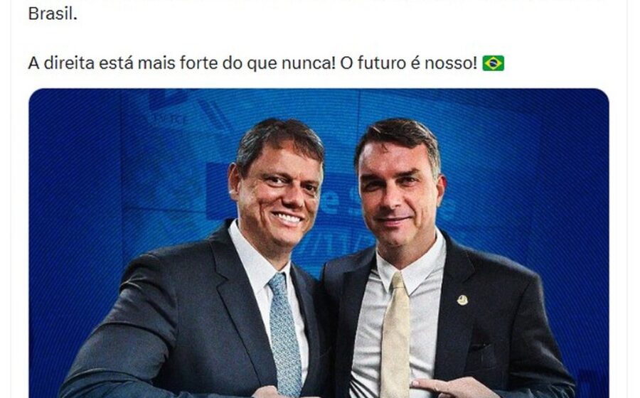 Flávio Bolsonaro embarcando em voo para os EUA com passaporte na mão