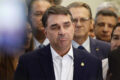 Flávio Bolsonaro em aeroporto embarcando para EUA com passaporte diplomático cancelado