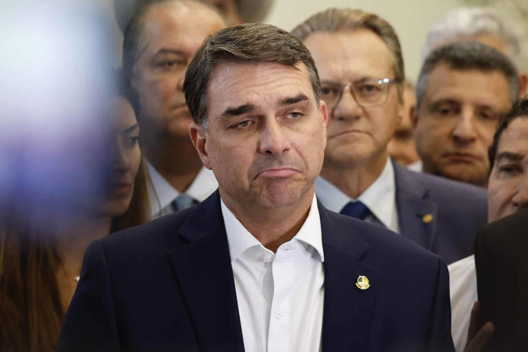 Flávio Bolsonaro em aeroporto embarcando para EUA com passaporte diplomático cancelado