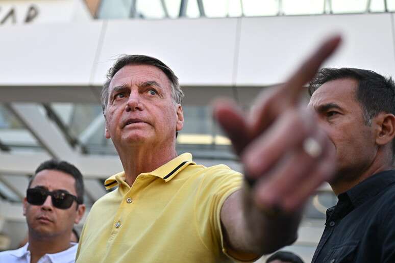 Flávio Bolsonaro em fronteira com Argentina sob investigação da PF por descumprir ordem do STF
