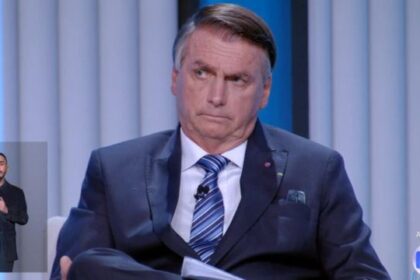 Flávio Bolsonaro cercado por governadores e senadores aliados antes do debate na TV Globo
