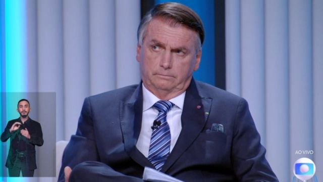 Flávio Bolsonaro cercado por governadores e senadores aliados antes do debate na TV Globo