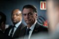 Flávio Bolsonaro embarcando para os EUA após descumprir ordem do STF