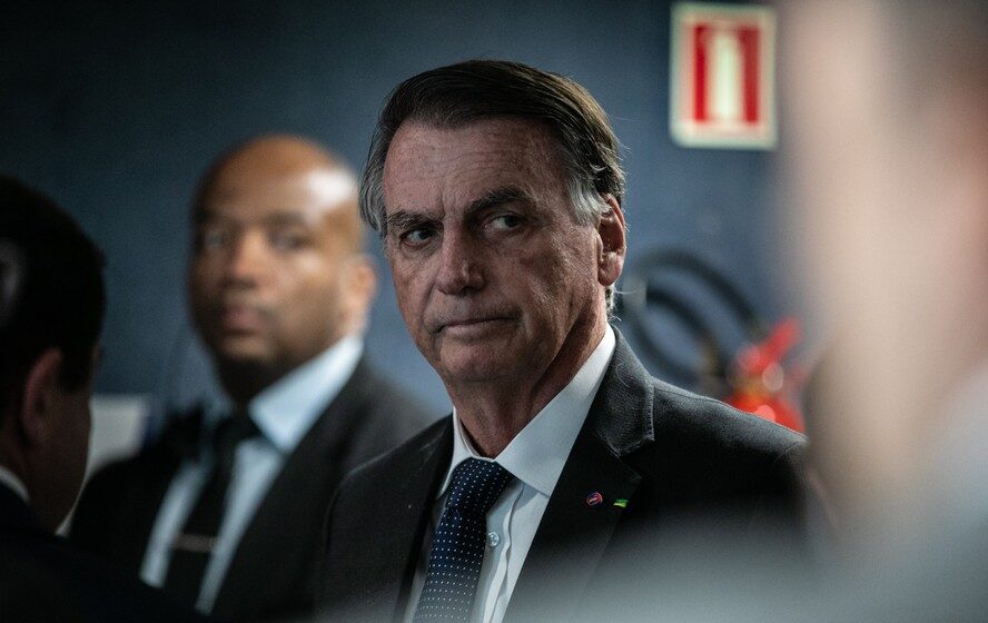Flávio Bolsonaro embarcando para os EUA após descumprir ordem do STF