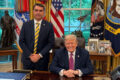 Flávio Bolsonaro caminha em Washington DC com bandeira do Brasil, reunião política EUA-Brasil