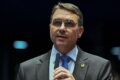 Senador Flávio Bolsonaro discursa contestando resultado da eleição presidencial com urnas eletrônicas