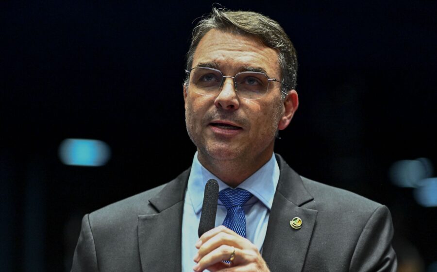 Senador Flávio Bolsonaro discursa contestando resultado da eleição presidencial com urnas eletrônicas