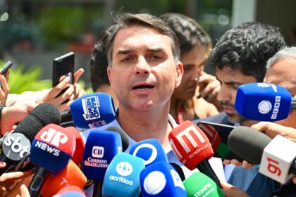 Flávio Bolsonaro chega ao condomínio Solar de Brasília para visitar o pai Jair Bolsonaro em prisão domiciliar