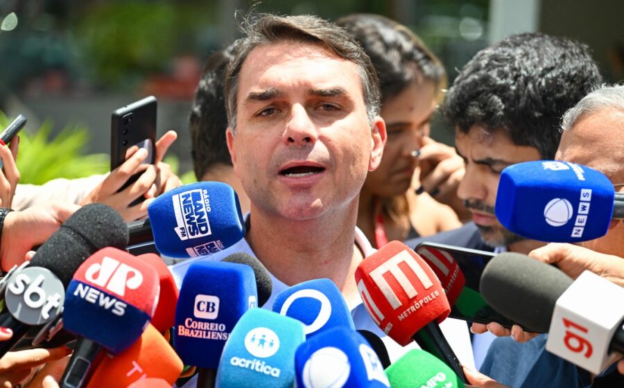 Flávio Bolsonaro chega ao condomínio Solar de Brasília para visitar o pai Jair Bolsonaro em prisão domiciliar