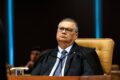 Flávio Dino, ministro da Justiça, em postura serena preparando estratégia para debate na Globo