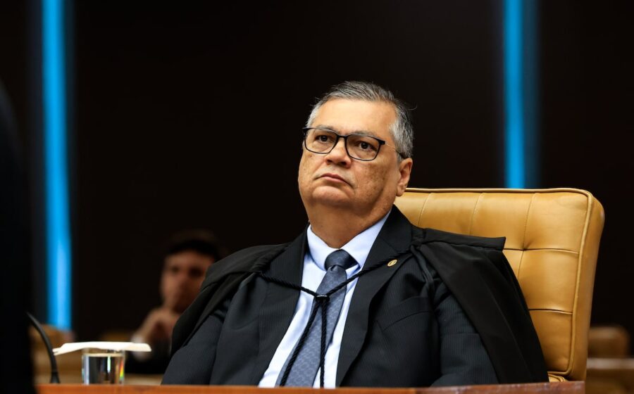 Flávio Dino, ministro da Justiça, em postura serena preparando estratégia para debate na Globo