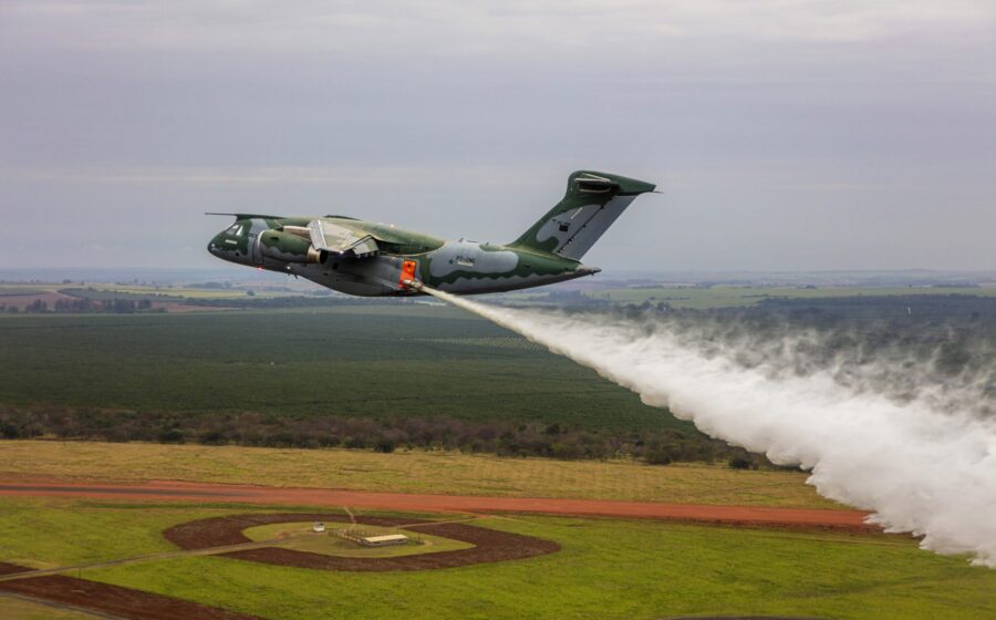 KC-390 Millennium da FAB despeja 12 mil litros de água em incêndio no Amazonas