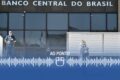 Gráfico mostra juros da dívida francesa a 10 anos acima de 5% com bandeiras da França e Brasil