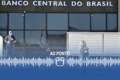 Gráfico mostra juros da dívida francesa a 10 anos acima de 5% com bandeiras da França e Brasil
