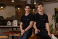 Jovens aprendizes brasileiros usando tecnologia de IA da Leapy em ambiente corporativo moderno