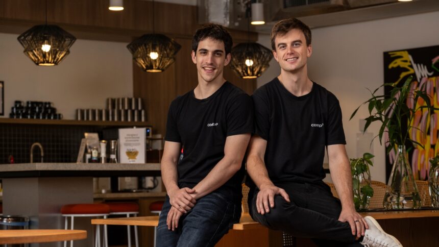 Jovens aprendizes brasileiros usando tecnologia de IA da Leapy em ambiente corporativo moderno
