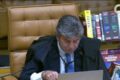 Ministro Luiz Fux do STF com martelo e ícones de apostas esportivas e cassino online