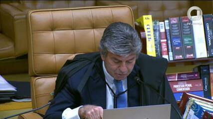 Ministro Luiz Fux do STF com martelo e ícones de apostas esportivas e cassino online