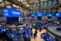 Logotipo da General Motors com símbolos da NYSE e Nasdaq representando migração de bolsa