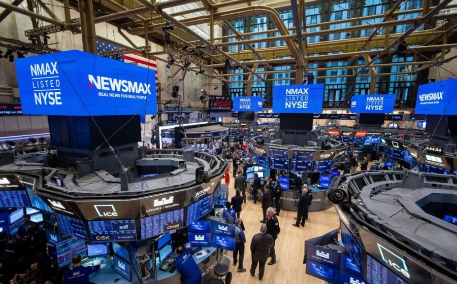 Logotipo da General Motors com símbolos da NYSE e Nasdaq representando migração de bolsa