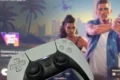 Controles PlayStation 5 e Xbox Series com logotipo GTA 6 sobre fundo de vendas em alta