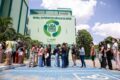Estudantes em celulares com erro ao acessar gabarito UEL 2027 site fora do ar