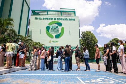Estudantes em celulares com erro ao acessar gabarito UEL 2027 site fora do ar