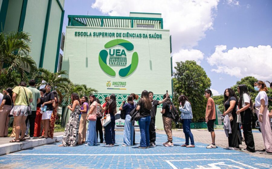 Estudantes em celulares com erro ao acessar gabarito UEL 2027 site fora do ar
