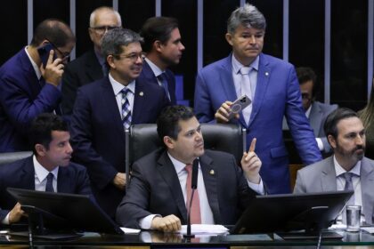 Avião da Gol em pista de aeroporto com texto "Fato ou Fake" sobre desinformação eleitoral