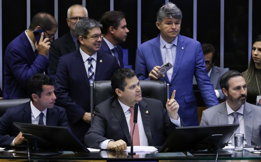Avião da Gol em pista de aeroporto com texto "Fato ou Fake" sobre desinformação eleitoral