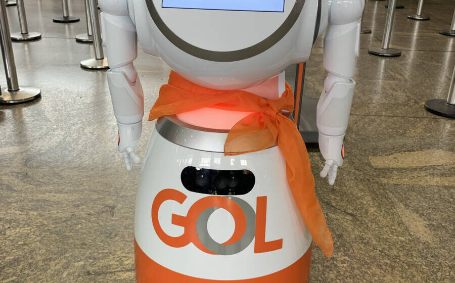 Smartphone exibindo chat do ChatGPT com fluxo de check-in da Gol e cartão de embarque digital