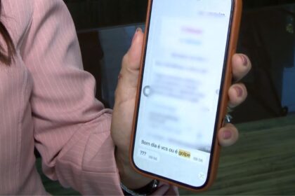 Ilustração de golpe por telefone com inteligência artificial clonando voz de apresentador