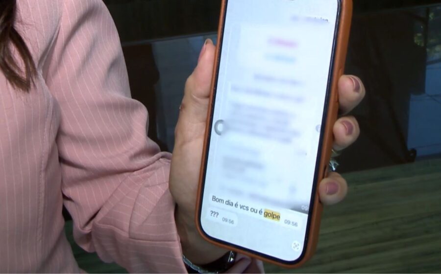 Ilustração de golpe por telefone com inteligência artificial clonando voz de apresentador