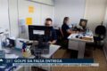 Smartphone exibindo mensagem falsa dos Correios com taxa PIX e logotipo clonado