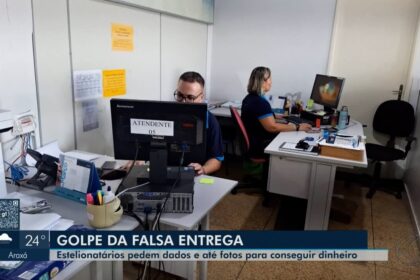 Smartphone exibindo mensagem falsa dos Correios com taxa PIX e logotipo clonado