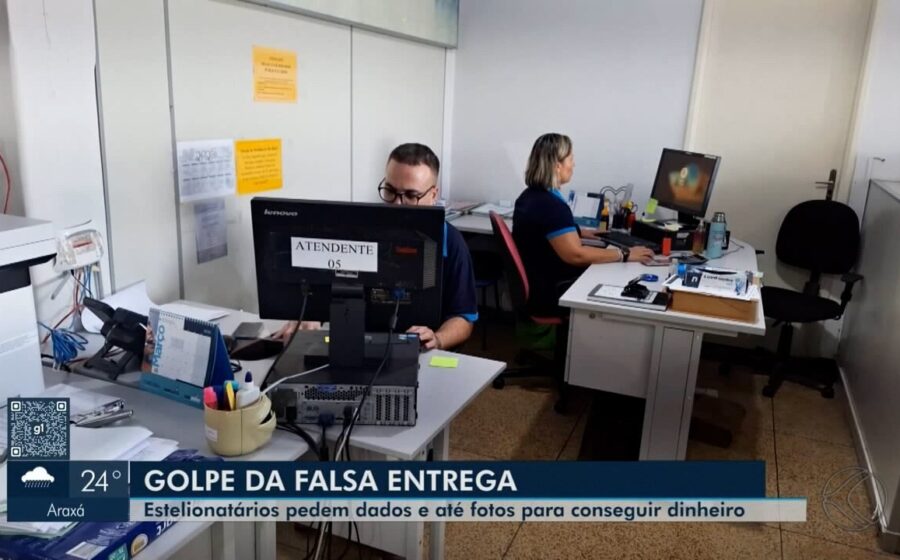 Smartphone exibindo mensagem falsa dos Correios com taxa PIX e logotipo clonado